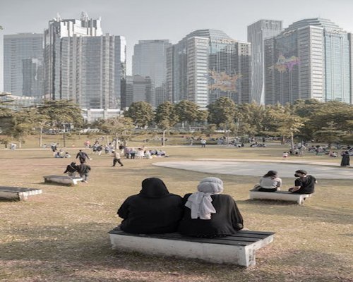 Seseorang menikmati jeda di taman kota saat istirahat siang