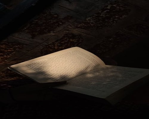 Membaca buku dengan pencahayaan hangat di malam hari